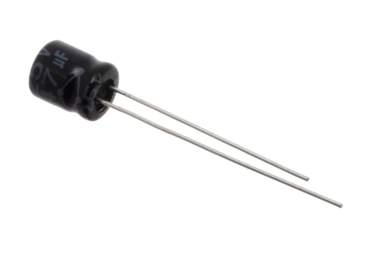 Condensatore elettrolitico cilindrico nero con la scritta 47 µF e due lunghi reofori metallici che escono dallo stesso lato.