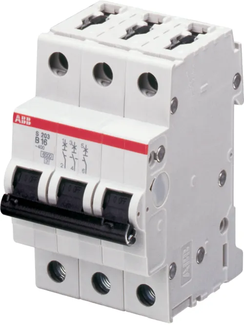 Interruttore automatico modulare bianco a tre poli, con tre morsetti a vite in alto e tre in basso, leve nere di manovra unite da una barretta e la sigla S 203 B16 stampata sul frontale.