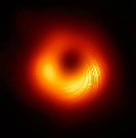 Anello arancione e giallo sfumato su fondo nero, con un centro scuro e sottili linee a spirale sulla parte luminosa.