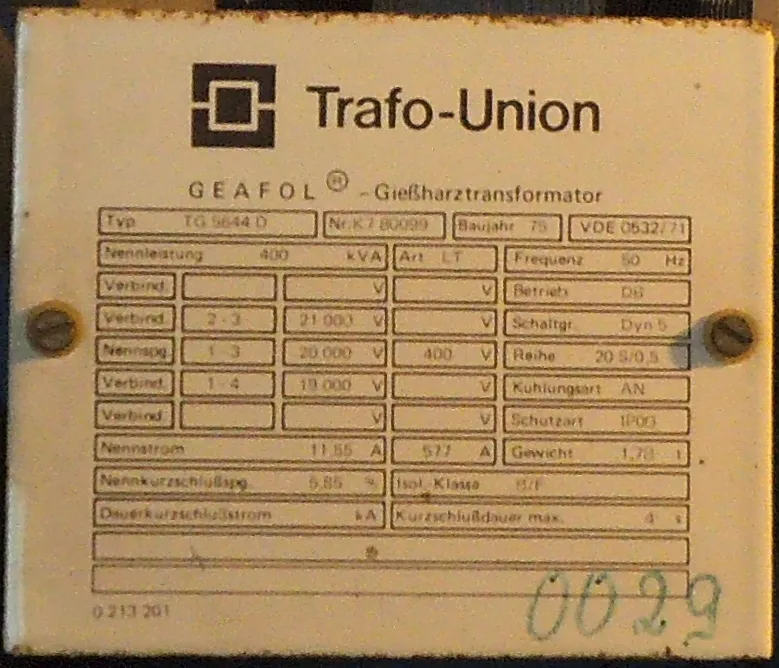 Targa metallica di un trasformatore trifase in resina Trafo-Union GEAFOL con i dati in tabella: potenza 400 kVA, anno 1975, tensioni di 21 000, 20 000 e 19 000 V e 400 V, correnti 11,55 A e 577 A, frequenza 50 Hz, gruppo Dyn 5, raffreddamento AN, massa 1,78 t.